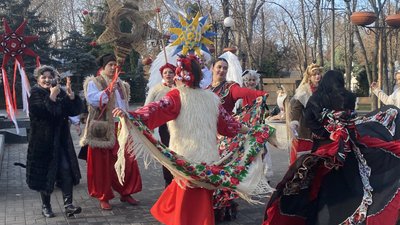 Показали український вертеп: у Миколаєві колядники збирають донати для ЗСУ Показали український вертеп: у Миколаєві колядники збирають донати для ЗСУ