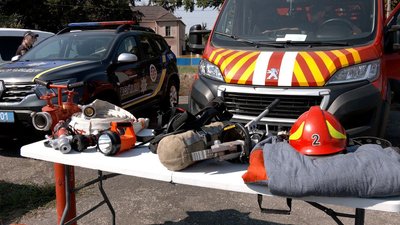На Вінниччині рятувальники та поліцейські розповіли про свою роботу дітям На Вінниччині рятувальники та поліцейські розповіли про свою роботу дітям