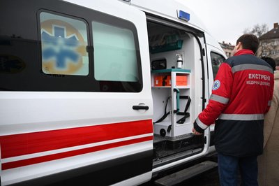 В Ужгороді медикам передали сім автомобілів швидкої допомоги, один з яких — реанімобіль В Ужгороді медикам передали сім автомобілів швидкої допомоги, один з яких — реанімобіль