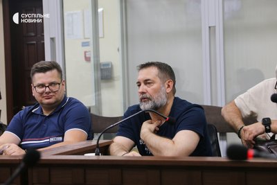 Голова Мукачівської районної державної адміністрації Сергій Гайдай (в центрі) з адвокатами у Вищому антикорупційному суді, Київ, 4 серпня 2025 року Голова Мукачівської районної державної адміністрації Сергій Гайдай (в центрі) з адвокатами у Вищому антикорупційному суді, Київ, 4 серпня 2025 року