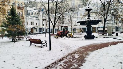 Виклики погоди для комунальних служб: Київ після снігопаду накрили мокрий сніг із дощем