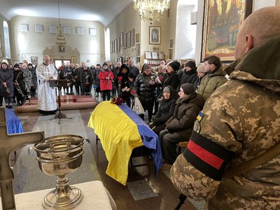 У Полтаві попрощалися із воїнами Дмитром Смірновим та Сергієм Дзизенком, які загинули на Донеччині У Полтаві попрощалися із воїнами Дмитром Смірновим та Сергієм Дзизенком, які загинули на Донеччині