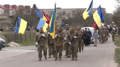 Мріяв одягнути вишиванку і навідати маму: з воїном зі Шрі-Ланки попрощалися на Рівненщині Мріяв одягнути вишиванку і навідати маму: з воїном зі Шрі-Ланки попрощалися на Рівненщині