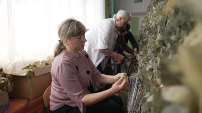 Виховательки з Лука-Мелешківської плетуть маскувальні сітки для ЗСУ Виховательки з Лука-Мелешківської плетуть маскувальні сітки для ЗСУ