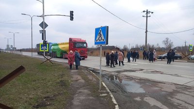 Штовханина з поліцією і виклик швидкої — у Коростені на Житомирщині пенсіонери-чорнобильці вийшли на протест Штовханина з поліцією і виклик швидкої — у Коростені на Житомирщині пенсіонери-чорнобильці вийшли на протест
