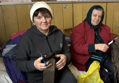 У селах Житомирщини жінки щодня плетуть сітки для військових У селах Житомирщини жінки щодня плетуть сітки для військових