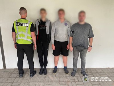 Підпалювали авто військових: затримали двох підлітків та дорослого Підпалювали авто військових: затримали двох підлітків та дорослого