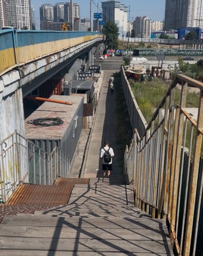 Небезпечний котлован біля метро Осокорки: громада вимагає знести недобудову та відкрити безпечний прохід