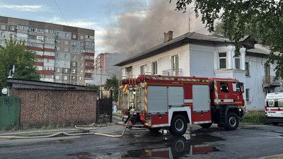 У Кропивницькому на Ковалівці горить двоповерхова будівля