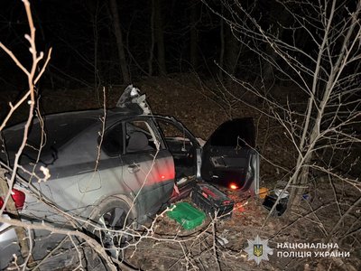 На Львівщині біля села Любешка сталася аварія: двоє людей травмовані