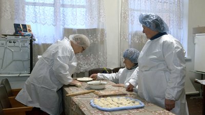 "До останнього триматимемо стрій у селі": на Черкащині волонтерки передали сотню сіток та пів тонни продуктів на фронт "До останнього триматимемо стрій у селі": на Черкащині волонтерки передали сотню сіток та пів тонни продуктів на фронт