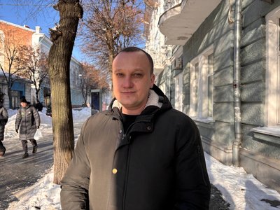 Сніг і крига на зупинках: як прибирають дороги та тротуари в Житомирі