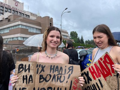 "Це як крапля в морі, але все, що ми можемо зробити, робимо": у Києві відбулася акція в підтримку військовополонених "Це як крапля в морі, але все, що ми можемо зробити, робимо": у Києві відбулася акція в підтримку військовополонених