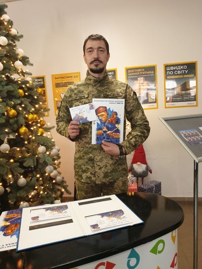 На марці зображено артилериста і ракетників з двома артилерійськими установками, 3 грудня 2025 року, Хмельницький На марці зображено артилериста і ракетників з двома артилерійськими установками, 3 грудня 2025 року, Хмельницький