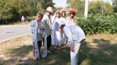 "Я мріяла про весілля змалечку, щоб по всім традиціям": на Хмельниччині школярі "зіграли" автентичне весілля "Я мріяла про весілля змалечку, щоб по всім традиціям": на Хмельниччині школярі "зіграли" автентичне весілля