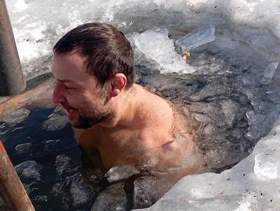 “Знімає стрес від нічних атак”: як сум'яни купаються у крижаній воді “Знімає стрес від нічних атак”: як сум'яни купаються у крижаній воді