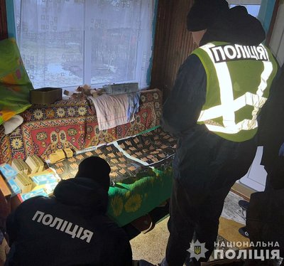 На Житомирщині поліцейські вилучили зброю, боєприпаси та наркотики під час обшуків На Житомирщині поліцейські вилучили зброю, боєприпаси та наркотики під час обшуків
