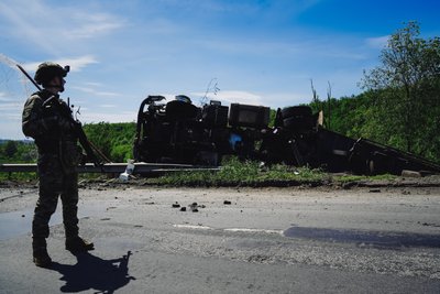 Вантажівка, в яку вранці 21 травня влучив російський дрон на кільцевій дорозі у Харкові Вантажівка, в яку вранці 21 травня влучив російський дрон на кільцевій дорозі у Харкові