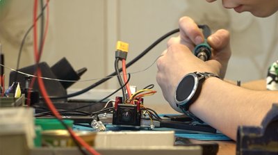 Вдень школяр, ввечері — волонтер: 15-річний черкащанин виготовляє дрони для військових