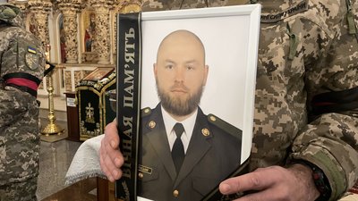 Загинув на Донеччині: у Полтаві попрощалися із солдатом Русланом Островським Загинув на Донеччині: у Полтаві попрощалися із солдатом Русланом Островським