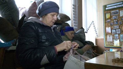 На Вінниччині волонтери шиють для оборонців подушки-бублики, килимки та шкарпетки На Вінниччині волонтери шиють для оборонців подушки-бублики, килимки та шкарпетки