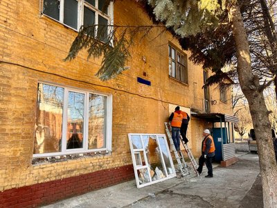 Комунальники ліквідують наслідки нічного ракетного удару по місту. Фото: Telegram/Краматорська міська рада Комунальники ліквідують наслідки нічного ракетного удару по місту. Фото: Telegram/Краматорська міська рада