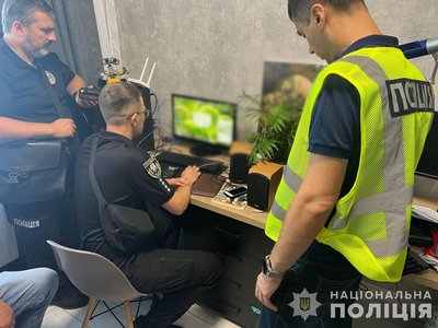 Поліція працює у справі про шахрайський кол-центр у Харкові Поліція працює у справі про шахрайський кол-центр у Харкові