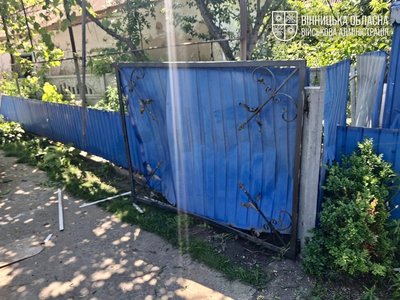Вибиті вікна та пошкоджені авто: внаслідок атаки РФ постраждали два будинки на Віннниччині Вибиті вікна та пошкоджені авто: внаслідок атаки РФ постраждали два будинки на Віннниччині