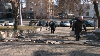 Як коментують ситуацію про сходи на вулиці П'ятницькій біля одного із торгових центрів Чернігова в управлінні ЖКГ