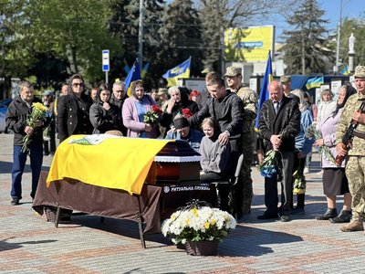 З військовим Русланом Вітруком попрощалися у Рівному З військовим Русланом Вітруком попрощалися у Рівному