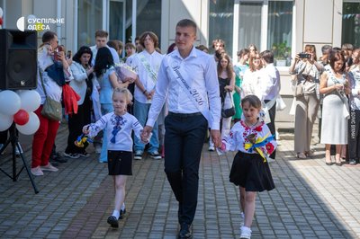 "Наш заклад двічі постраждав": в одному з ліцеїв Одеси пролунав останній дзвоник "Наш заклад двічі постраждав": в одному з ліцеїв Одеси пролунав останній дзвоник