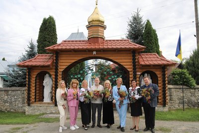На Тернопільщині хрести біля церкви прикрашають квітами, монастирок На Тернопільщині хрести біля церкви прикрашають квітами, монастирок