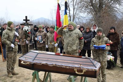 На Закарпатті попрощалися з полеглим військовим Іваном Мешком На Закарпатті попрощалися з полеглим військовим Іваном Мешком