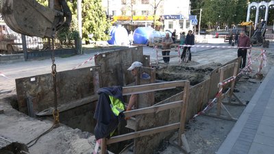 Будують нову систему водовідведення на трьох вулицях Рівного Будують нову систему водовідведення на трьох вулицях Рівного