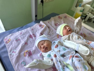 Новонароджені дівчата Новонароджені дівчата