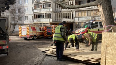Комунальники та працівники ДСНС усувають наслідки нічного влучання Комунальники та працівники ДСНС усувають наслідки нічного влучання