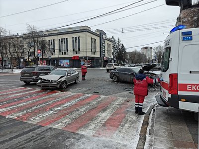 Травми отримала 18-річна пасажирка: у Черкасах зіштовхнулися два автомобілі Травми отримала 18-річна пасажирка: у Черкасах зіштовхнулися два автомобілі
