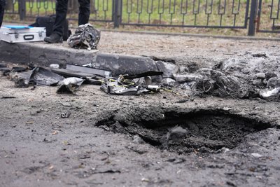 Пошкоджена дорога від ударів по Харкову Пошкоджена дорога від ударів по Харкову