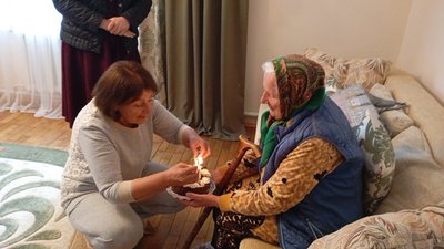 Ганна Храпко, столітній ювілей, свічки на торті Ганна Храпко, столітній ювілей, свічки на торті