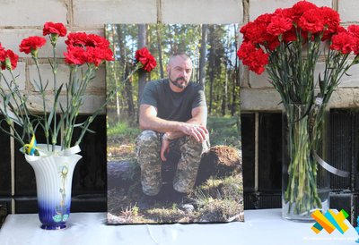 У Житомирі відкрили меморіальну дошку загиблому військовому Максиму Шарварчуку У Житомирі відкрили меморіальну дошку загиблому військовому Максиму Шарварчуку