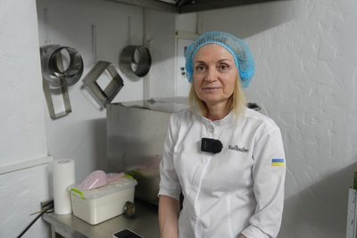 "Нехай вони літають, ті дрони, а ми будемо продовжувати робити": як херсонка готує десерти у прифронтовому місті "Нехай вони літають, ті дрони, а ми будемо продовжувати робити": як херсонка готує десерти у прифронтовому місті