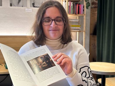 Лідія Мазурчак показує книжку Лідія Мазурчак показує книжку
