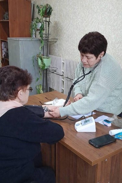 Сімейна лікарка Галина Яницька з Великобурлуцької громади вимірює тиск Сімейна лікарка Галина Яницька з Великобурлуцької громади вимірює тиск