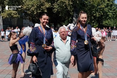 Фехтувальниці Аліна Комащук та Олена Кравацька повернулися до Одеси: як вітали переможниць Олімпійських ігор Фехтувальниці Аліна Комащук та Олена Кравацька повернулися до Одеси: як вітали переможниць Олімпійських ігор