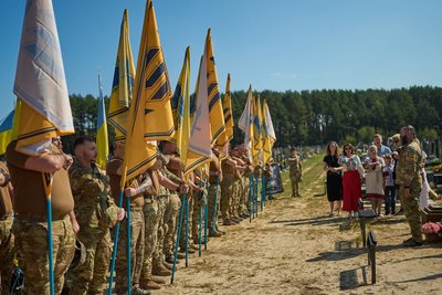 Орден "За мужність" передали матері загиблого бійця "Азову" Тараса Лазарчука з Рівненщини Орден "За мужність" передали матері загиблого бійця "Азову" Тараса Лазарчука з Рівненщини