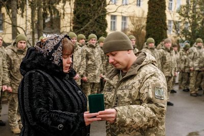 Вручення нагороди сина «За мужність в охороні державного кордону»