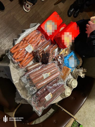 Продавали армійські продукти цивільним: на Донеччині ДБР повідомило про підозру посадовцям військової частини Продавали армійські продукти цивільним: на Донеччині ДБР повідомило про підозру посадовцям військової частини
