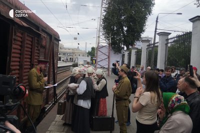 80-ті роковини депортації кримськотатарського народу: в Одесі провели перфоманс на залізничному вокзалі 80-ті роковини депортації кримськотатарського народу: в Одесі провели перфоманс на залізничному вокзалі