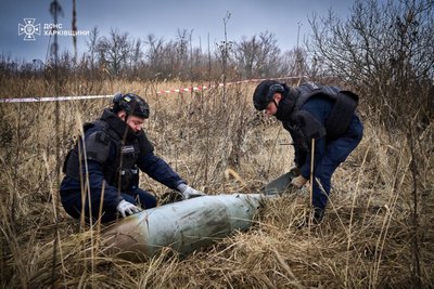 На Харківщині в полі знайшли авіабомбу ФАБ-500, що впала та не розірвалася На Харківщині в полі знайшли авіабомбу ФАБ-500, що впала та не розірвалася