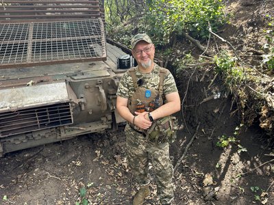розписує гільзи військовослужбовець командир танку 30-ї окремої механізованої бригади Олексій Бахмутський напрямок Донецька область 3 серпня 2024 рік розписує гільзи військовослужбовець командир танку 30-ї окремої механізованої бригади Олексій Бахмутський напрямок Донецька область 3 серпня 2024 рік